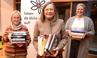 Kuturredakteurin Annemarie Stoltenberg stellt im Katholischen Gemeindehaus eine spannende Bücherauswahl vor. Buchhändlerin Martina Lange von der Buchhandlung Blume (l.) und ihre Nachfolgerin Cerrin Wehrmann-Ristau (r.) helfen beim Büchertragen. - Karin Prignitz Kuturredakteurin Annemarie Stoltenberg stellt im Katholischen Gemeindehaus eine spannende Bücherauswahl vor. Buchhändlerin Martina Lange von der Buchhandlung Blume (l.) und ihre Nachfolgerin Cerrin Wehrmann-Ristau (r.) helfen beim Büchertragen. - Karin Prignitz