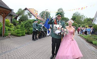 Das strahlende Königspaar Pascal und Domenika Focke steht im Mittelpunkt des Reelser Schützenfests. - Burkhard Battran