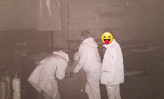 Die Karnevalisten haben dieses Foto von der Überwachungskamera veröffentlicht. Den Lachsmiley haben sie bewusst ins Foto gesetzt, weil sie verhindern wollen, dass die Diebe erkannt werden - stattdessen fordern sie sie auf Facebook dazu auf, sich der Polizei zu stellen. - Karnevalsverein Ovenhausen