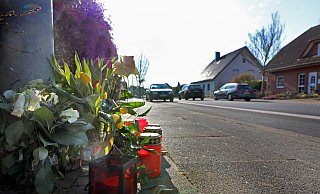 Anwohner haben nach dem Unfall am 8. März an der Unfallstelle an der Oberen Talstraße Blumen abgelegt und Kerzen für das Opfer aufgestellt. - Frank-Michael Kiel-Steinkamp