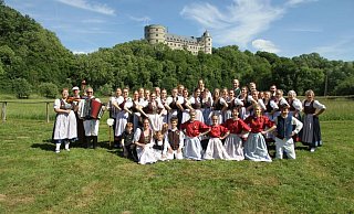 Bei der Internationalen Jugendfestwoche des Kreises Paderborn in Wewelsburg ist die Danzdeel Salzkotten Stammgast, wie hier im Jahr 2022. - Danzdeel