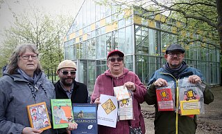 Die Bookcrosser Iris Wiemann (v. l.), Carsten und Claudia Meier sowie Torsten Janke stehen mit ihren Büchern zum Lesen und Hören schon in den Startlöchern auf der Aqua Magica. - Felix Eisele