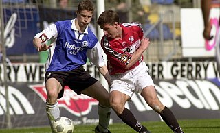 Arne Friedrich (links gegen Daniel Stendel von Hannover 96) startete über den SC Verl und den DSC Arminia seine Weltkarriere. - imago images