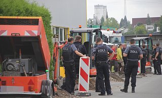 Ermittler vom Zoll haben am Dienstagvormittag eine Glasfaser-Baustelle in Bünde kontrolliert. - Florian Weyand