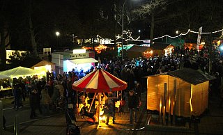 Der Weihnachtsmarkt von "Kirchlengern handelt" findet immer im Ortszentrum von Kirchlengern statt. - Archivfoto: Myriam Domke-Feiner