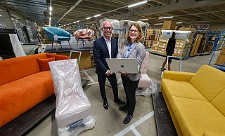 Nadja Beik, die den Zurbrüggen-Onlineshop betreut, und Jörg Schmelter im Möbellager an der Herforder Straße. Nicht nur Kleinmöbel, auch hochpreisigere Sofas, Sessel und andere größere Stücke werden von hier aus an Kunden in ganz Deutschland versendet. - Andreas Zobe