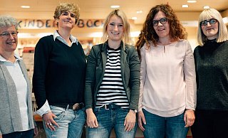Das engagierte Team der Brackweder Buchhandlung Klack: Ulla Loewner, Eléna Cousiño, Gina Just, Heike Kirchner und Bianca Henke (von links). - Buchhandlung Klack/Marcel Lohöfener