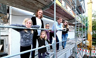 Im und am Haus der Gütersloher Familie Noack herrscht immer noch Ausnahmezustand: Anna und Martin Noack mit ihren Kindern Isabel (8, v.l.), ?Ariane (3), Clara (8) und Amelia (13) leben seit vielen Wochen auf der Baustelle – bereut haben sie den Schritt nicht. - Andreas Frücht