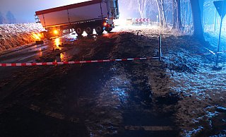Die Polizei hatte die Unfallstelle weiträumig abgesperrt und ein Unfallspezialistenteam aus Bielefeld angefordert. Die Feuerwehr war mit 38 Einsatzkräften vor Ort. - Polizei Kreis Höxter