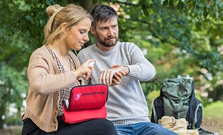 Zur Basisausstattung einer Reiseapotheke gehört auch etwas zur Wundversorgung - egal wohin es in den Urlaub geht. - ABDA