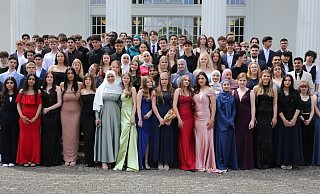 104 Schülerinnen und Schüler der zehnten Klassen der Europaschule haben am Mittwoch im Theater im Park ihre Abschlusszeugnisse bekommen. - Elke Niedringhaus-Haasper
