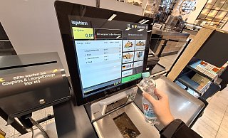 Die Waren kann man an der SB-Kasse einfach selbst einscannen und danach per Karte bezahlen. - Symbolfoto: Peter Heidbrink