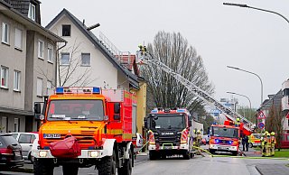 Einsatzkräfte der Paderborner Feuerwehr bekämpfen ein Feuer im Dachgeschoss eines Mehrfamilienhauses in der Pontanusstraße im Paderborner Riemekeviertel. - Ralph Meyer