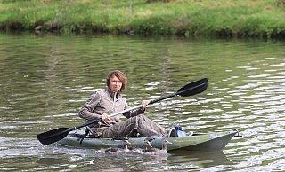Luca Hesse (24) mit seinen jungen Gänsen Tick, Trick und Track. - Claus Frickemeier