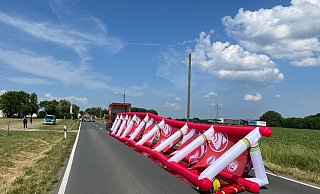 Ein Sichtschutz soll die Unfallstelle, an der ein 59-jähriger Rennradfahrer gestorben ist, vor Gaffern schützen. - Claus Frickemeier