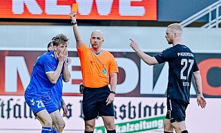 Schiedsrichter Nicolas Winter zeigt dem entsetzten FCM-Stürmer Luca Schulter die Rote Karte. SCP-Akteur Kai Klefisch (r.) findet das gut. - Besim Mazhiqi