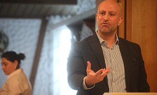 Landrat Ali Dogan berichtete über den aktuellen Stand der Neupläne der MKK. - Jörg Stuke