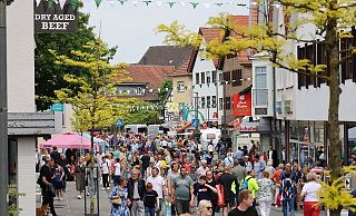In der Innenstadt ist der Besucherandrang am verkaufsoffenen Sonntag riesig. - Regina Brucksch