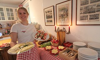 Lea Dembert zeigt einige der Leckereien, die es im Café Alte Werkstatt zum Frühstück gibt. - Björn Kenter