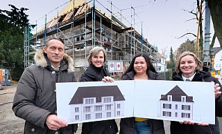 Immobilienunternehmer Peter Oesterhelweg (v.l.), Architektin Birgit Melisch, Arcihitektin Michael Lo, Maklerin Anne Jasper. Links die Ansicht Kurfürstenstraße, rechts Bismarckstraße. - Andreas Frücht