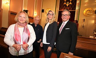 In der Paderborner Synagoge hat Sabine Leutheusser-Schnarrenberger (links), Antisemitismusbeauftragte in NRW, zusammen mit Bürgermeister Michael Dreier (rechts) Vladimir Verlinskiy und Xenia Nickel aus dem Vorstand der Jüdischen Kultusgemeinde Paderborn getroffen. - Rajkumar Mukherjee
