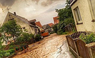Im Kreis Höxter werden einige Dörfer immer wieder von Schlammfluten heimgesucht, hier: Erkeln. - Feuerwehr Brakel