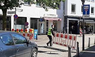 Gesperrt: Nur Anlieger, Anlieferer und Parkhauskunden darf Sicherheitsmann Danilo Cifric auf der Ritterstraße durchlassen. Doch viele muss er abweisen. - NW