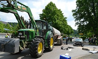 Ein hoher Schaden entstand bei der Kollision des Autos mit dem Güllefass mitten in Herste. - Silke Riethmüller
