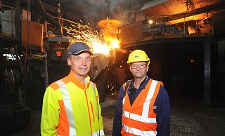 Marc Mateika (l.) und von der Meier Guss-Geschäftsführung und Gewerkschafter Andreas Bilz von der IG Metall fordern von der Politik, sich in Sachen Strom-Subvention für energieintensive Betriebe zu bewegen. - Joern Spreen-Ledebur