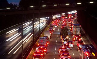 Der Ostwestfalendamm ist Bielefelds befahrendste Straße. Der Streit um das generelle Tempolimit ist noch nicht beigelegt, jetzt kommt eine temporäre neue Geschwindigkeitsregelung. - Symbolfoto: Oliver Krato