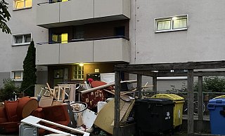 Der Berg an ausrangiertem Hausrat ist in den vergangenen Tagen weiter gewachsen. - Burkhard Hoeltzenbein