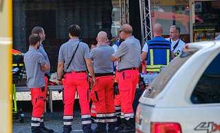 Die Feuerwehr ist mit zahlreichen Brandbekämpfern und einem Großaufgebot des Rettungsdienstes an der Treppenstraße eingetroffen. - Andreas Zobe