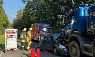 Der 86 Jahre alte Autofahrer wurde bei dem Frontalzusammenstoß schwer verletzt. Sein Polo ist nur noch Schrott. - FFW Warburg
