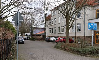 Die Verkehrssituation an der Grundschule Enger-Mitte wird von Verwaltung und Schulleitung als Problem gesehen. Nun gibt es einen neuen Vorschlag, wie das Problem mit den Elterntaxis gelöst werden kann. - Ekkehard Wind