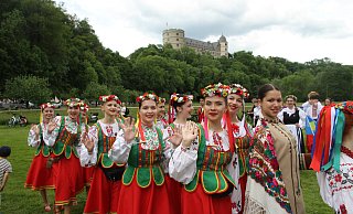 Im Zeichen der Wewelsburg freuen sich die Gäste auf ihre Auftritte und besonders auch auf die zahlreichen Begegnungen abseits der Bühnen. Die Gruppen kommen aus acht verschiedenen Ländern. - Johannes Büttner