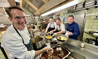 Seinen Sonntagsbraten übergießt Franz Spieker (l.) mit dem Bratensatz. Silvio Eberlein (r.) vom Gasthaus Buschkamp in Bielefeld und sein Nebenmann Jörg Haskenhoff vom Haller Pappelkrug präsentieren ihre Beilagen. Spiekers Souschef Joachim Henseler (2. v. l.) und Koch-Auszubildender Justus Kendzorra unterstützen. - Jens Reddeker