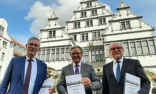 Bürgermeister Michael Dreier (M.) sowie Kämmerer Bernhard Hartmann (l.) und der Leiter des Amtes für Finanzen, Walter Hermes, stellten den Haushaltsplanentwurf 2022 vor. - Hans-Hermann Igges