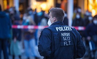 Der Mann (41), der sich am Freitag mit einem Hitlergruß vor Gegendemonstranten aufgebaut haben soll, wurde von der Polizei mitgenommen. - Sarah Jonek Fotografie