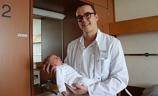Der Mediziner Carl-Philip Fix freut sich mit den Eltern über die glückliche Geburt des kleinen Jungen Hodeda Shosho an Neujahr. - Sigrid Dittmann