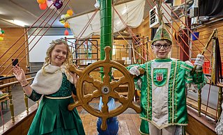 Das neue Kinderprinzenpaar der Steinheimer Karnevalsgesellschaft, Noelia-Dana Pécenkovic und Jannes Helmes, hat das Ruder des Narrenschiffs übernommen. - StKG
