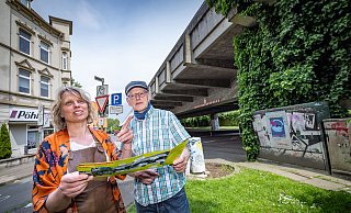 Symbolträchtig: Dort, wo jetzt der Mülleiner neben Ulrich Bosse und Kerstin Große-Wöhrmann steht, war mal ein Baum. - Sarah Jonek Fotografie