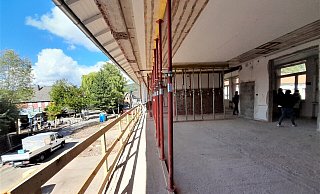 Die Fassade des Mitteltraktes wird nach links versetzt, damit entstehen auf zwei Ebenen rund 500 Quadratmeter Fläche. - Simone Flörke