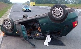 Die Polizei musste die A2 bei Bielefeld sperren. Ein Auto lag auf dem Dach quer zur Fahrbahn. - Symbolfoto: Polizei