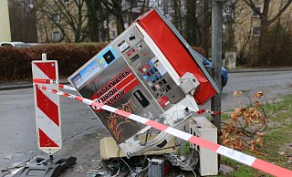 Dieser Zigarettenautomat wurde mit einem bislang unbekannten Sprengmittel in die Luft gejagt. Dem oder den Tätern gelang die Flucht, die Polizei fahndet nach ihnen und bittet um Hinweise aus der Bevölkerung. - Claus Frickemeier