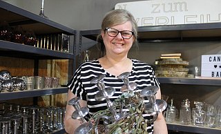 Heike Schultz bietet in ihrem Concept-Store auch einen Verleih-Bereich, wo man sich alles für die Festdeko ausleihen kann – von der Vase bis zum Armleuchter. - Manuela Puls
