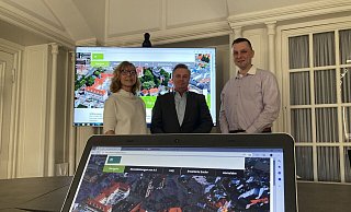 Stellten das neue digiditale Angebot vor: Sylke Haltermann (v.l.), Bürgermeister Tim Kähler und Christian Mühl. - Jobst Lüdeking