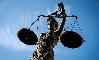 Die Staatsanwaltschaft möchte den Angeklagten in einem psychiatrischen Krankenhaus unterbringen. - Verwendung weltweit