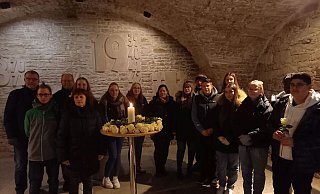 Die SV-Sprecher Emir Kiyatcig und Theresa Potthast und die Schüler der Toleranz-AG, zusammen mit ihren Leitern Katja Hermneuwöhner, Wolfgang Neumann und Justus Haack, SV-Lehrerin Annette Hennemann, Schulleiter Klaus Oppermann und Bürgermeister Hubertus Grimm. - Torsten Wegener