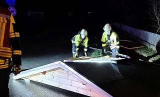 Das Dach einer Gartenhütte landete auf der Fahrbahn. - Feuerwehr Enger