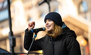 Luisa Neubauer bei einer Demonstration gegen Rechtsextremismus in Hamburg. - (c) Copyright 2024, dpa (www.dpa.de). Alle Rechte vorbehalten